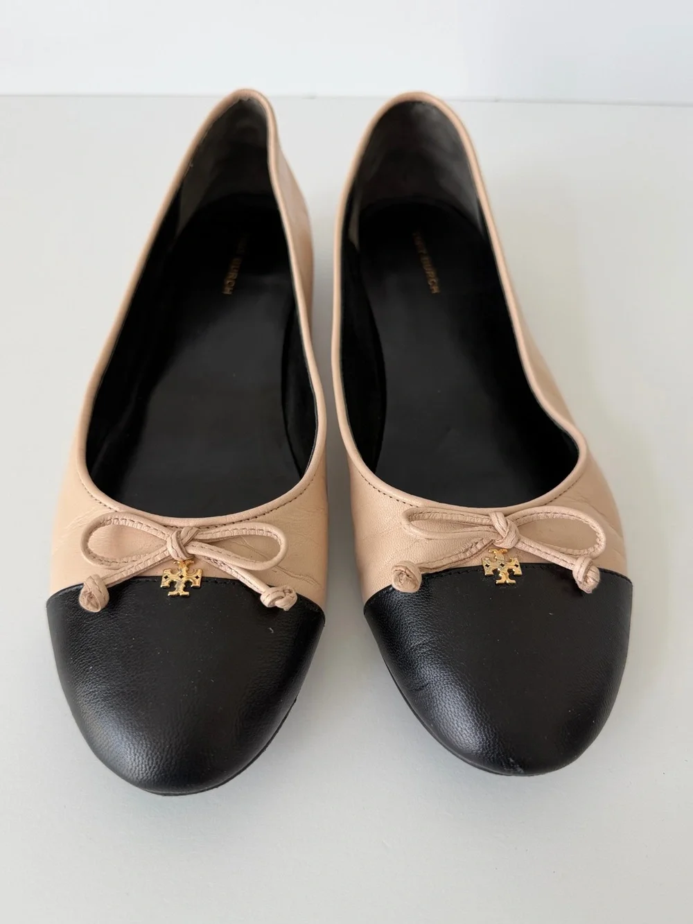 Tory Burch Cap Toe Ballet Flats in Ginger Shortbread / Perfect Black, Size 8.5M